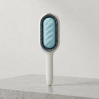 Cepillo quitapelos para mascotas con diseño minimalista blanco y azul para un cuidado fácil del manto.