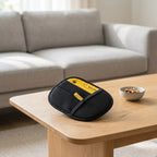 Guante quita pelos de mascotas sobre una mesa, ideal para remover el pelaje suelto de los sillones de forma rápida.