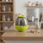 Huevo dispensador de alimento para perros sobre mesón de cocina, diseñado para evitar la voracidad.