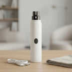 Lima de uñas para perros recargable mediante cable USB sobre una mesa de madera en casa.