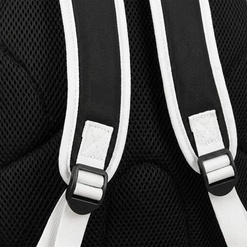Detalle de las correas acolchadas y hebillas ajustables de la mochila cápsula astronauta para mascotas, diseño ergonómico Chile